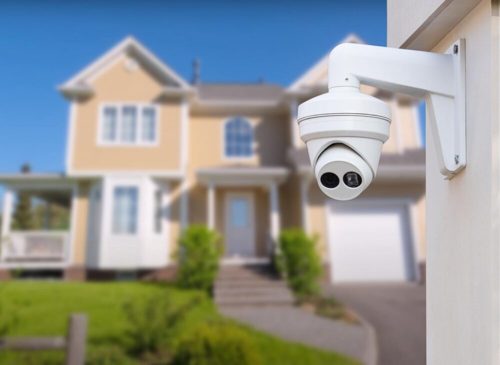 Sicherheitskamera am Hauseingang zur Videoüberwachung eines Hauses