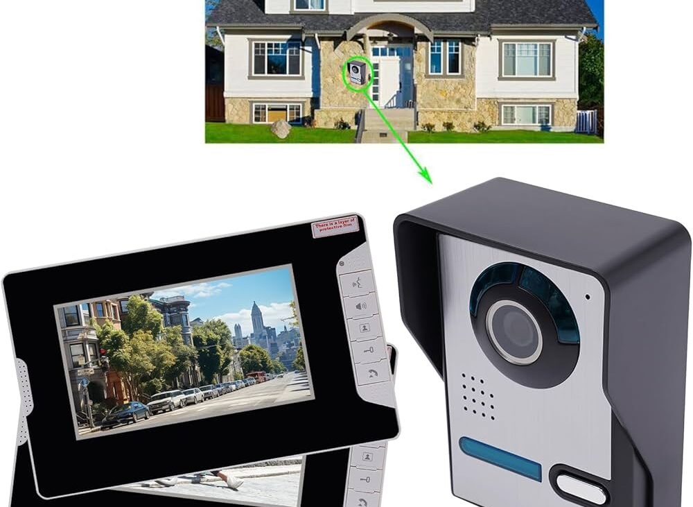 Moderne Türsprechanlage mit Kamera am Hauseingang